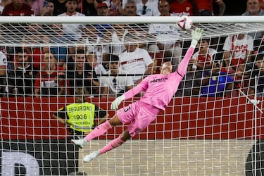 El partido del portero amarillo desesperó al Sevilla. Un muro en la portería, en una jugada le detuvo un remate a Carmona y a Lukebakio, éste en el área pequeña. Marcelino puede estar tranquilo con la portería.