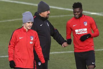 Griezmann, Mono Burgos and Thomas Partey in today's session in Majadahonda.