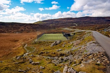 Esta atípica pista de tenis se encuentra ubicada al sur de la isla de Harris, al noroeste de Escocia. Situada en medio del campo, en una zona muy rica en paisajes naturales y playas paradisíacas, se puede experimentar la práctica del tenis si el tiempo acompaña.
