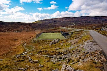 Esta atípica pista de tenis se encuentra ubicada al sur de la isla de Harris, al noroeste de Escocia. Situada en medio del campo, en una zona muy rica en paisajes naturales y playas paradisíacas, se puede experimentar la práctica del tenis si el tiempo acompaña. 
 