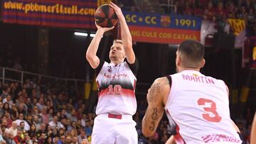 Renaldas Seibutis lanza durante las semifinales de la Liga Endesa contra el el Barcelona.