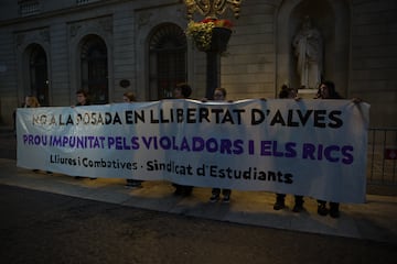 Un grupo de personas sostiene una pancarta durante una concentración en contra la petición de libertad de Dani Alves en la plaza de Sant Jaume, el 3 de febrero de 2023, en Barcelona.