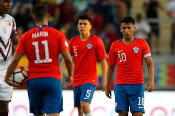 El jugador de Chile Marcelo Allende, derecha, se lamenta tras el segundo gol de Venezuela durante el partido del grupo A del campeonato sudamericano Sub 20 disputado en el estadio El Teniente de Rancagua, Chile.