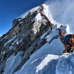 La foto que tiene en shock al alpinismo: atascos en el Everest
