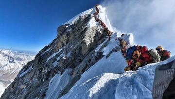 La foto que tiene en shock al alpinismo: atascos en el Everest