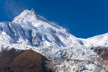 Manaslu (8.163 m, Nepal)
El Montaña del Espíritu fue ascendida por primera vez en 1956 por un equipo japonés. Sus valles cercanos conservan aún una fuerte impronta cultural tibetana.