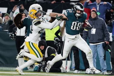 Philadelphia aumentó su ventaja con el segundo pase de touchdown de Jalen Hurts. El quarterback conectó con Dallas Goedert y el tight end logró evadir los intentos de derribo para llegar hasta la zona de anotación. Lamentablemente, el kicker de los Eagles falló el intento de punto extra.
(Photo by AL BELLO / GETTY IMAGES NORTH AMERICA / Getty Images via AFP)