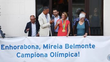 Mireia Belmonte saluda a sus vecinos desde el balc&oacute;n del Ayuntamiento de Badalona, junto a la alcaldesa de la localidad, Dolors Sabater, y el coordinador general del PP catal&aacute;n, Xavier Garc&iacute;a Albiol.
