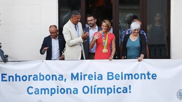 Mireia Belmonte saluda a sus vecinos desde el balc&oacute;n del Ayuntamiento de Badalona, junto a la alcaldesa de la localidad, Dolors Sabater, y el coordinador general del PP catal&aacute;n, Xavier Garc&iacute;a Albiol.