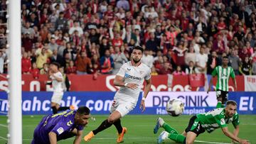 Sevilla's Spanish forward Rafa Mir (C) vies with Real Betis' Argentinian defender German Pezzela (R) next to Real Betis' Chilean goalkeeper Claudio Bravo during the SPanish league football match between Sevilla FC and Real Betis at the Ramon Sanchez Pizjuan stadium in Seville on May 21, 2023. (Photo by CRISTINA QUICLER / AFP)