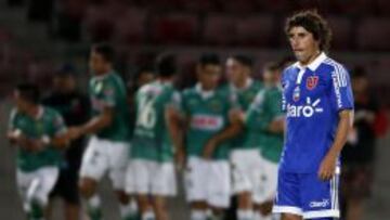 Mathías Corujo se lamenta en una de las nueve derrotas de la U en lo que va de 2015. Fue ante Audax Italiano (2-3) en el Nacional.