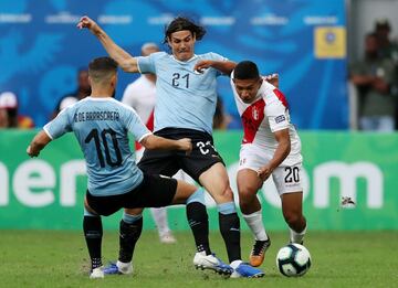 Edinson Cavani y Edison Flores.