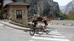 Óscar Freire y su hijo, Marcos, también ciclista y que actualmente está en categoría júnior, en el inicio del puerto de Bejes. Tras un pronunciado giro a derechas en la localidad de La Hermida, arranca la ascensión por tierras cántabras.