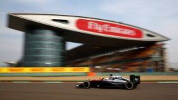 Fernando Alonso, con el McLaren en el circuito de Shanghai.