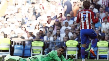 GRA336. MADRID, 08/04/2017.- El delantero francés del Atlético de Madrid Antoine Griezmann (d) celebra su gol marcado ante el portero del Real Madrid Keylor Navas (i) durante el partido correspondiente a la trigésimo primera jornada de LaLiga Santander disputado en el estadio Santiago Bernabéu. EFE/Mariscal