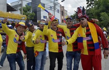 Así se vive la fiesta previa del Colombia - Brasil en el Metro