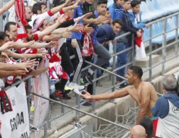 Los jugadores del Granada saludan a los aficionados que se desplazaron a Getafe.