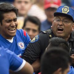 Aficionados le reclaman al Cruz Azul: “Manchan la historia”