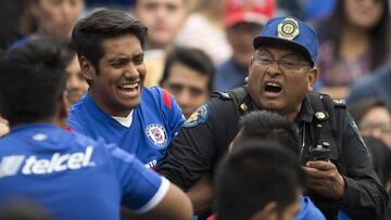 Aficionados le reclaman al Cruz Azul: “Manchan la historia”