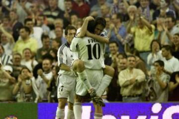 Figo celebra junto a Raúl un gol contra el Alavés en el partido que le dio la Liga de 2001 al Real Madrid.