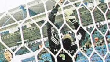 <b>ESPARRAGAZO. </b>El larguirucho Crouch marcó así de cabeza el 1-0 ante Trinidad.