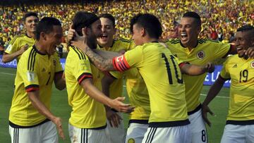 Los jugadores celebran el gol de Sebasti&aacute;n P&eacute;rez frente a Ecuador en Barranquilla.