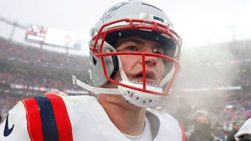 DENVER, COLORADO - JANUARY 25: Drake Maye #10 of the New England Patriots celebrates with teammates on the field following the AFC Championship Playoff game against the Denver Broncos at Empower Field At Mile High on January 25, 2026 in Denver, Colorado. The New England Patriots defeat the Denver Broncos 10-7. Justin Edmonds/Getty Images/AFP (Photo by Justin Edmonds / GETTY IMAGES NORTH AMERICA / Getty Images via AFP)