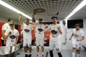 Los jugadores celebran la Copa de Europa en el vestuario.