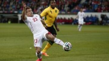 Xherdan Shaqiri, de la selección suiza, en acción ante el jamaicano Wes Morgan durante el partido amistoso Suiza-Jamaica disputado en el Swissporarena en Lucerna, Suiza, hoy, viernes 30 de mayo de 2014. Este partido sirve a Suiza de preparación para el Mundial de Brasil, que comenzará el próximo 12 de junio.