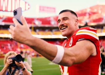 Jugador profesional de fútbol americano estadounidense. Juega en la posición de tight end y actualmente milita en los Kansas City Chiefs de la National Football League (NFL).