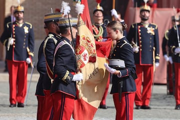 La Princesa Leonor en el momento que besa la bandera de España durante la ceremonia de jura de bandera.