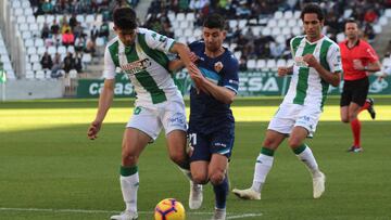 De las Cuevas golpea al Elche y evita la derrota del Córdoba