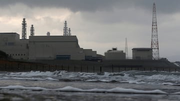 FILE PHOTO: Tokyo Electric Power Co.'s (TEPCO) Kashiwazaki Kariwa nuclear power plant, which is the world's biggest, is seen from a seaside in Kashiwazaki, November 12, 2012. Tokyo Electronic Power Co will probably have to delay restarting the world's biggest nuclear plant, which is sitting idle in the wake of the Fukushima disaster 20 months ago, further raising costs as the utility spends more on fossil fuels to generate electricity. Picture taken on November 12, 2012.  REUTERS/Kim Kyung-Hoon/File Photo