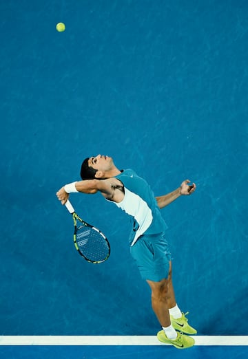 Saque de Carlos Alcaraz durante el duelo de cuartos de final del Open de Australia 2025.