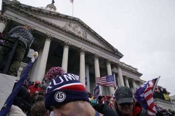 Los manifestantes pro-Trump irrumpieron en el Capitolio tras derribar 4 capas de vallas de seguridad, mostrando su inconformidad con los resultados de las elecciones presidenciales del 2020, mismas en las que el dem¨®crata, Joe Biden, le quit¨® la reelecci¨®n a Donald Trump, resultando el 46? Presidente electo de los Estados Unidos.