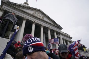 Los manifestantes pro-Trump irrumpieron en el Capitolio tras derribar 4 capas de vallas de seguridad, mostrando su inconformidad con los resultados de las elecciones presidenciales del 2020, mismas en las que el demócrata, Joe Biden, le quitó la reelección a Donald Trump, resultando el 46º Presidente electo de los Estados Unidos. 