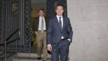 Amadeo Salvo, a la salida de una reunión.