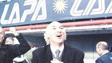 <b>UN DIOS. </b>Bianchi convirtió a Vélez en campeón mundial y, en Argentina, a él lo convirtieron en un dios.