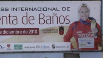 <b>ÍDOLO. </b>Dos mujeres pasan delante de un cartel con la imagen de Marta cerca de su casa en Palencia.