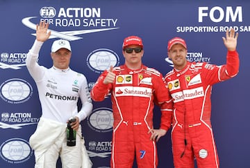 El piloto finlandés franqueado por Valtteri Bottas y Sebastian Vettel