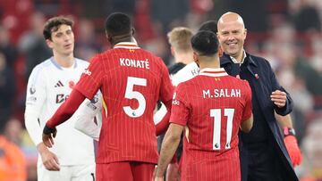 Liverpool (United Kingdom), 09/11/2024.- Liverpool's manager Arne Slot (R) celebrates with Mohamed Salah (L) after the English Premier League match between Liverpool FC and Aston Villa FC, in Liverpool, Britain, 09 November 2024. (Reino Unido) EFE/EPA/ADAM VAUGHAN EDITORIAL USE ONLY. No use with unauthorized audio, video, data, fixture lists, club/league logos, 'live' services or NFTs. Online in-match use limited to 120 images, no video emulation. No use in betting, games or single club/league/player publications.
