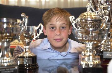 Llegó a la cantera del Real Racing Club de Santander con tan solo 10 años. En las categorías de alevín y cadete actuó siempre de mediocentro, posición que fue adelantando con el paso de los años por su clara vocación ofensiva.