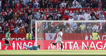 El delantero entró en la primera mitad por la lesión de Papu Gómez y aprovechó su oportunidad batiendo a Claudio Bravo justo antes de irse al descanso.