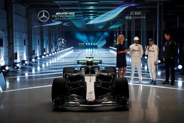 Toto Wolff, director ejecutivo de Mercedes F1, con los pilotos Lewis Hamilton y Valtteri Bottas