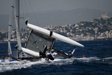 El equipo estadounidense, Newberry Moore y Liebenberg, choca durante la regata de clase mulihull masculina en Roucas Blanc Marina en Marsella, en el sur de Francia, en el test event de la prueba de vela de los Juegos
Olímpicos de París 2024. Esperemos que cuando llegue la cita olímpica corran mejor suerte.