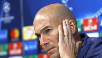 GRA131. MADRID, 06/12/2016.- El técnico francés del Real Madrid, Zinedine Zidane, durante la rueda de prensa posterior al entrenamiento realizado hoy en la Ciudad Deportiva de Valdebebas, previo al partido de la sexta jornada de la fase de grupos de la Liga de Campeones que el conjunto blanco disputa ante el Borussia Dortmund mañana miércoles en el estadio Santiago Bernabéu. EFE/Sergio Barrenechea