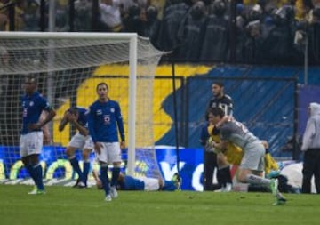 Una de las tragedias más grandes en la historia celeste. A tan solo unos miutos de vencer al América en el Estadio Azteca y jugando con un hombre más, el equipo del 'Piojo' Herrera logró empatar en los últimos minutos con goles de Aquivaldo Mosqueda y Moisés Muñoz para luego llevarse el título en penales. 