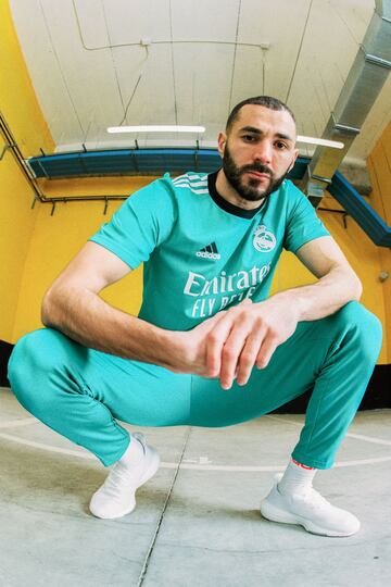 Karim Benzema con la camiseta que estrenará el próximo domingo en Mestalla contra el Valencia.