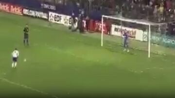 Suazo pudo ser héroe con este penal: no podrás creer lo que pasó