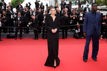 Milena Smit asiste a la alfombra roja de "Highest 2 Lowest" en la 78.ª edición del Festival de Cine de Cannes.